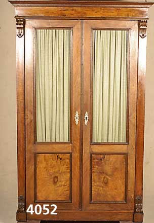 Vitrinenschrank, deutsch, um 1890, Nußbaum z.T. gespiegelt furniert, zweitÜrig, TÜren verglast und Wurzelnuß kassettiert, 4 EinlegebÖden, ...