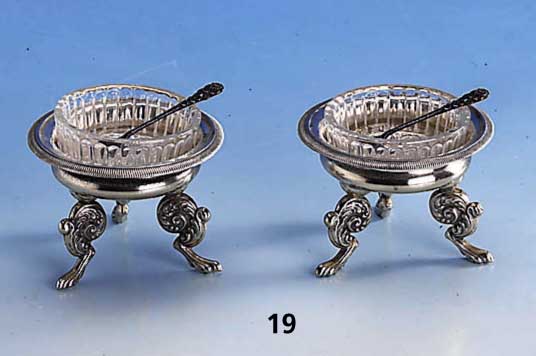 2 SalzschÄlchen, Wien um 1851, 13-lÖtig, KlauenfÜße, GlaseinsÄtze und LÖffel sek., H ca. 5 cm