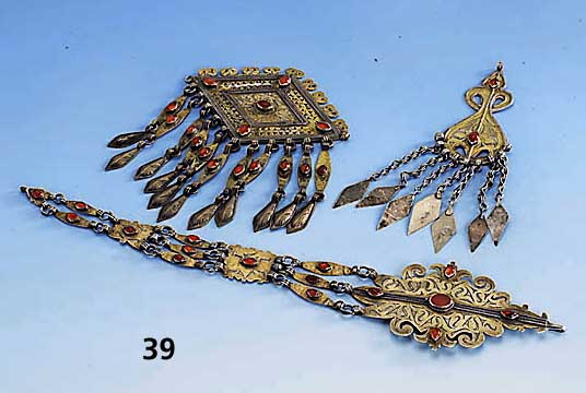 Konvolut 3 Teile Turkmenenschmuck, Silber vergoldet, um 1900, Karneolbesatz, kl. Brustschmuckplatte, Haubenzier, kl. Brustschmuckplatte