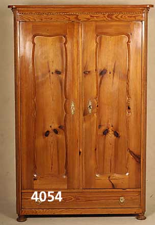 Schrank, wohl deutsch, um 1850/60 LÄrche massiv, zweitÜrig, vertiefte TÜrfÜllungen, Sockelschublade, Alters- und GebrauchsschÄden, ca. ...