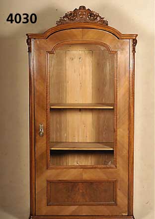 Vitrinenschrank, wohl deutsch, um 1880/90, eintÜrig, Nußbaum furniert, Alters- und Ge- brauchsspuren, ca. 201x100x50 cm, ohne SchlÜssel