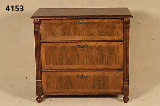 Truhenkommode mit integrierter Schublade, Holland, um 1900, Korpus Weichholz, beide oberen Schubladen blind, Deckplatte aufhebbar, mit Raum fÜr ...