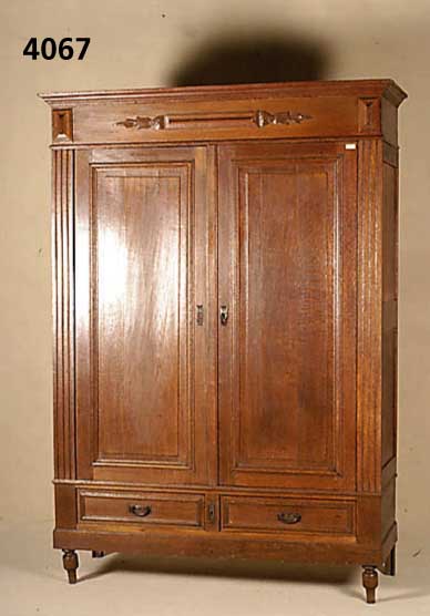 Kleiderschrank, wohl deutsch, um 1900, Eiche , zweitÜrig, zwei Sockelschubladen, Kleider- stange fehlt, RÜckwand erneuert, Alters- und ...