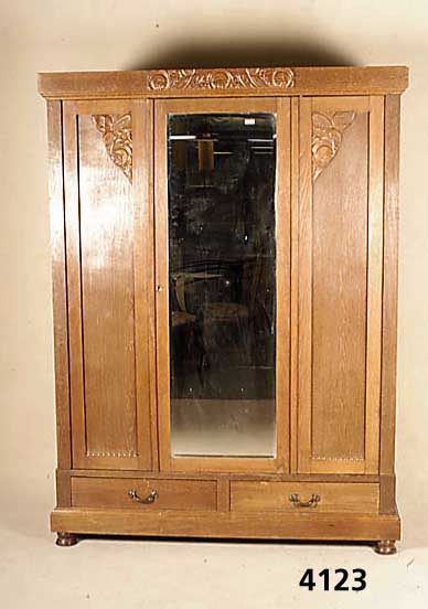 Kleiderschrank, deutsch, um 1910, Eiche massiv, Eichefurnier, dreitÜrig, MitteltÜr mit facettiertem Spiegel, zwei Sockelschubla- den, aufgelegte ...