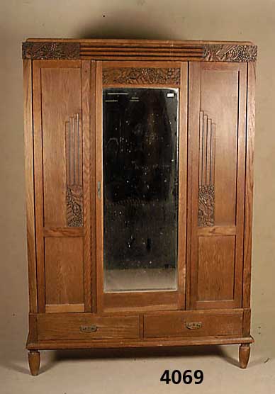 Kleiderschrank, deutsch, um 1910, Eiche massiv, Eichefurnier, 3-tÜrig, MitteltÜr mit facettiertem Spiegel, 2 Sockelschubladen, aufgelegte ...