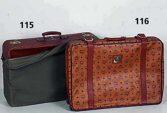 MCM-Koffer, typ. MCM-Dekor mit braunem Leder abgesetzt, 2 Rollen, Nr. 43695, 2 SchlÜssel, stÄrkere Gebr.-Spuren, ca. 68 x 48 cm