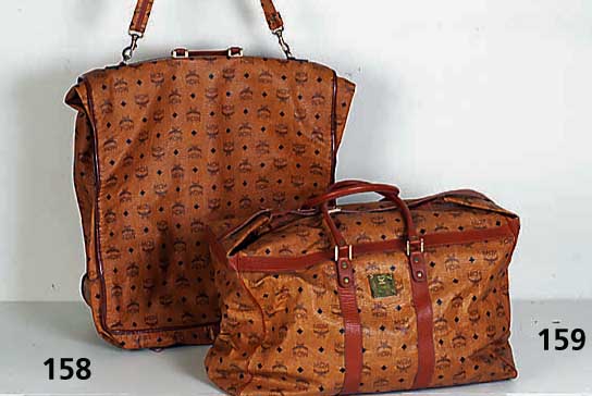 MCM-Reisetasche, typ. MCM-Dekor mit braunem Leder abgesetzt, Nr. 40170, InnenfÄcher, 2 Trageriemen, UmhÄngeriemen, Gebr.-Spuren, ca. 35 x 52 cm