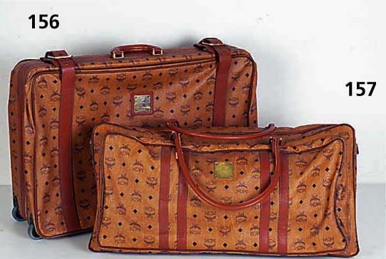 MCM-Koffer, typ. MCM-Dekor mit braunem Leder abgesetzt, 2 Rollen, Nr. 42794, 2 SchlÜssel, stÄrkere Gebr.-Spuren, ca. 68 x 48 cm