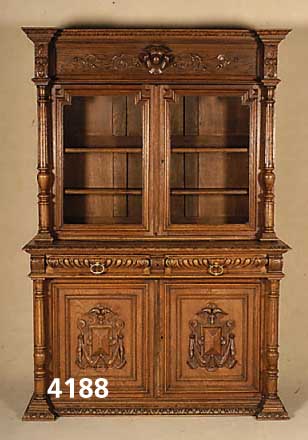 Vielzweckschrank, Belgien, um 1895/1905, Korpus Eiche massiv, auf Rahmen gearbeitet, Front reich geschnitzt, abstraktes BlÜten- und ...
