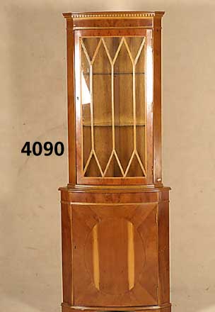 Eckschrank, wohl England, Ahorn- und Berg- ahornfurnier, aufgesetzte Leisten aus dem Vollholz, im Sheratonstil, Zahnfries, Korpus leicht ...