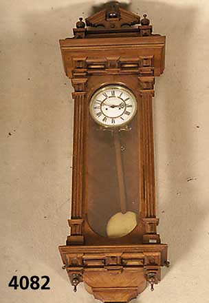 Wanduhr, wohl Österreich, um 1900, 2 Ge- wichte an RÄdchen, Schlag auf Spirale, GehÄuse Weichholz bzw. Nußbaum massiv, gerieft, auf- gesetzte ...