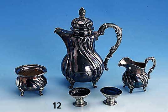 Goudroniertes 3-teil. Mokkaservice, um 1900, 925er Silber, Meistermarke ERD unged., auf 4 FÜßen stehend, best. aus: Kanne (Deckel mit ...