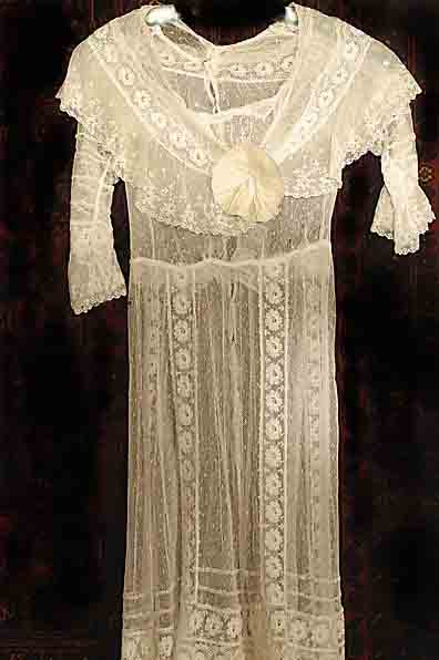HandgeklÖppeltes Spitzenkleid, Belgien, ca. 1880 Jahre, Baumwolle, ca. wohl Gr x 36 cm, EHZ: 2.SchÄtzwert:2900 EURO.