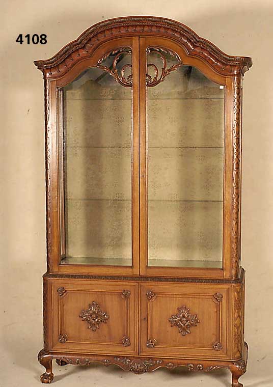 Vitrine, deutsch, um 1900, Niederhofer im Sheratonstil, Korpus Weichholz, Mahagoni mas- siv, Mahagonifurnier, Schnitzereien aus dem Vollholz, bzw. ...