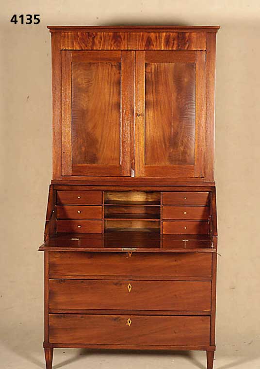Aufsatzschreibschrank, deutsch, um 1810, teilweise Mahagoni massiv, Mahagonifurnier, zweiteiliger Korpus mit dreischÜbigem Kom- modenteil, auf ...