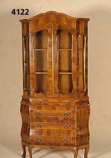 Eckschrank, Italien, um 1960, Barockstil, Korpus Weichholz, Front Nußbaumfurnier, Ober- teil verglast, unten drei SchÜbe, in den Ecken links und ...