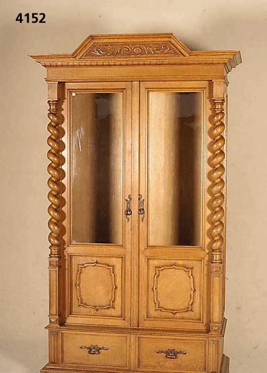 Glas- bzw. BÜcherschrank, deutsch, um 1900, Korpus Weichholz, Eiche massiv, dreifach ge- gliederter Kopf, SÄulen gedreht, freistehend, Inlets ...