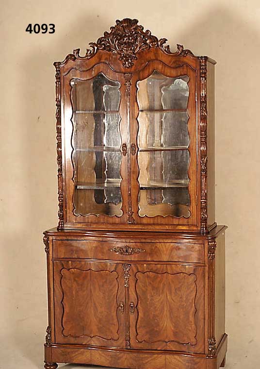 Aufsatzschrank, Holland, um 1950/60, Maha- goni, Pyramidenmahagoni gespiegelt, symetrisch , SchlÜsselschilde mit aufgesetzten Schnitz- ereien, ...