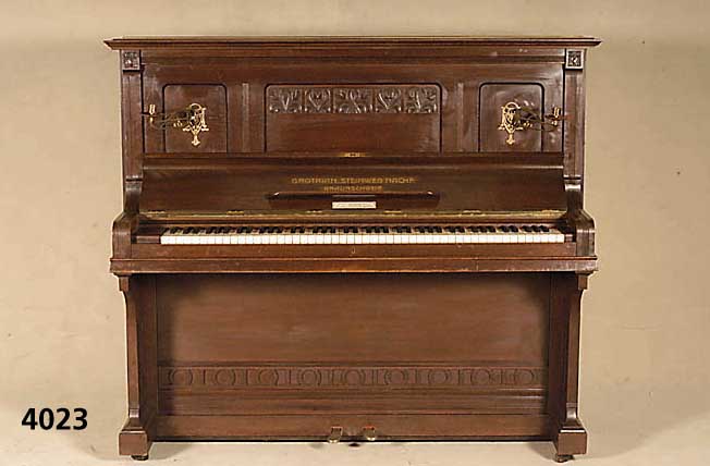 Klavier, deutsch, um 1900, signiert Grotrian Steinweg Nachf. Braunschweig, Eichefurnier gespiegelt, minimale florale Schnitzereien, strenger ...