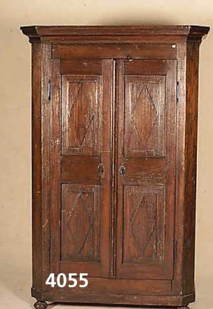 Vielzweckschrank, sÜddeutsch, um 1820/30, Weichholz, z.T. auf Rahmen gearbeitet, Kopf- leiste erneuert, 3 Innenschubladen, BÖden z.T. erneuert, ...