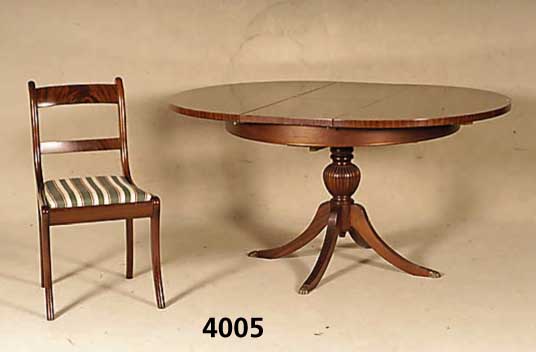 Tisch und 4 StÜhle, England, Sheratonstil, Magahonifurnier gespiegelt, Tisch ausziehbar, Einlegeplatten vorhanden, StÜhle mit original Bezug, ...