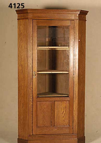 Eckschrank, deutsch, um 1900, Eiche massiv, TÜr auf Rahmen gearbeitet, Leisten einfach ge- treppt, schÖner harmonischer Aufbau, TÜr ver- glast, ...