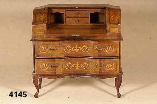 SekretÄr, Italien, Barockstil, Unterteil wiederholend, bombierte Form, Nußbaum- bzw. Wurzelnußfurnier, z.T. gespiegelt, Bandintar- sien, ...