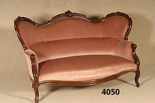 Sofa, deutsch, um 1860, Weiterentwicklung des Louis-Philippe-Stils, in sich einfach ge- schwungen, Nußbaum massiv, Nußbaumfurnier, z. T. gerillt ...