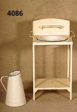 Wasch-Lavoir mit Eisengestell, um 1920, Kanne und Becken emailliert, Eisengestell cremefarben gefaßt, Alters- und Gebrauchsspu- ren, ca. 32x52x41 ...