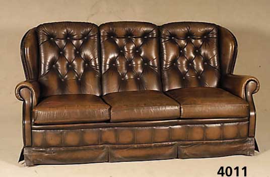 3-sitzer Sofa, deutsch/Niederlande, um 1950/60 , lichtbrauner Lederbezug, in sich leicht geschweift, Zarge und FÜße verhÜllt, RÜcken geheftet ...