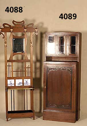 Flurgaderobe, deutsch, um 1900, Eiche massiv , sparsame Flachschnitzerei aus dem Vollholz, original Schirmablage, facettiertes Spiegel- glas, unten ...