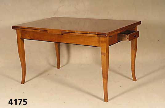 Ausziehtisch, Biedermeierstil, Kirschbaum massiv, unter Verwendung alter Teile, 2 kleine Schubladen, wohnfertiges StilmÖbel, ca. 81x140(258)x90 cm