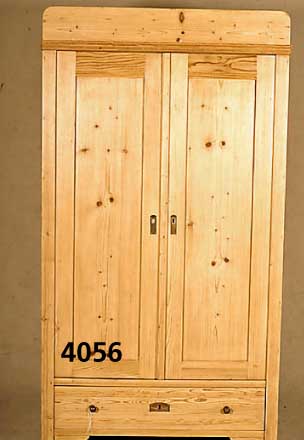 Kleiderschrank, deutsch, um 1910, wohl Darm- stadt, Weichholz, Kiefer, abgelaugt und ge- wachst, schÖne Holzmaserung, Kleiderstange, sehr ...