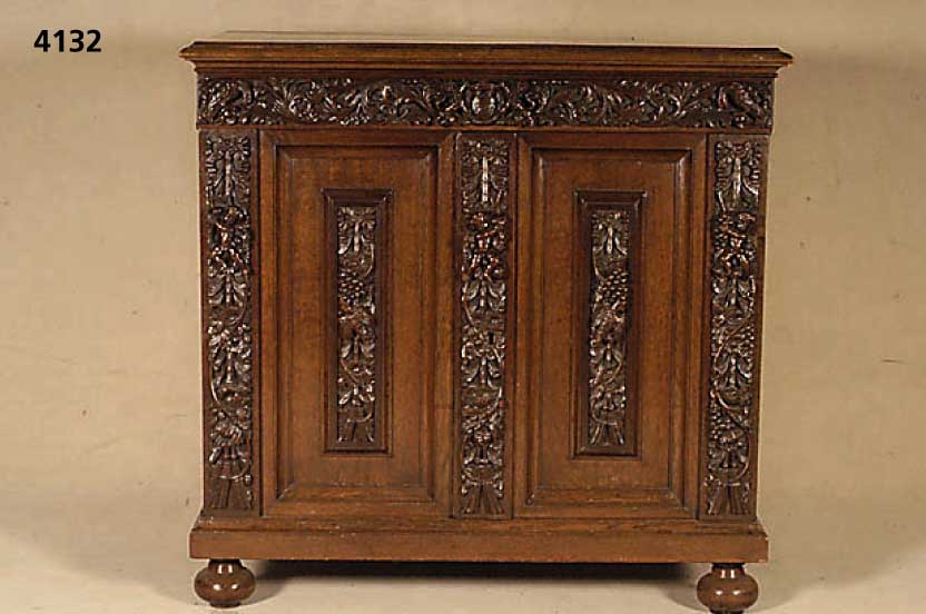 Kissenschrank, Holland, um 1800, Eiche mas- siv, aufgelegte Schnitzereien, Blumen und FrÜchte, zum Teil vollplastisch, Kissen mit ...