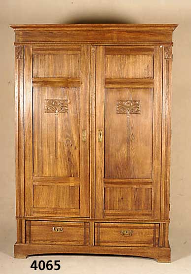 Schrank, deutsch, um 1900, Eiche massiv, zeittypische Flachschnitzereien, Inlets Eiche massiv, unten 2 Schubladen, 3 EinlegebÖden, BeschlÄge ...