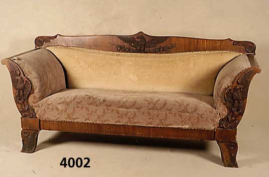 2-sitzer Prunksofa, Main/Franken, um 1835/40, Korpus Weichholz, Nußbaumfurnier, mit auf- gesetzten plastischen Adlerfiguren, aus dem Vollholz ...