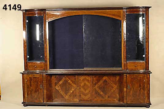 Vitrinenschrank, sÜddeutsch, Teile aus der 2. HÄlfte des 18. Jhds., Korpus Weichholz, dickes SÄgefurnier in Wurzelnuß, Palisander und ...