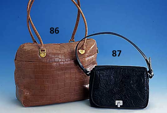 BOGNER-Damenhandtasche, Modell Limerick I, Farbe: Erosion-Black, innen mit rotem Stoff ausgeschlagen, Innenuntereilung, florale PrÄgung, Außen ...