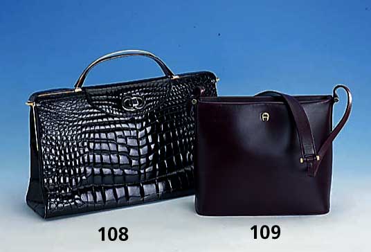 AIGNER-UmhÄngetasche, bordeaux, Innenfach mit Reißverschluß, ca. 21.5 x 25 cm, ehem. UVP lt. Einl. EUR 375.-