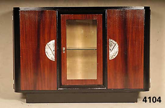 ArtDeco-Sideboard, Frankreich, um 1920, Palisander gespiegelt furniert, z.T. schwarz abgesetzt, große extravagante ChrombeschlÄge, seitlich ...