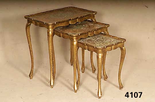 Satz von 3 Beistelltischen, Frankreich, zweite HÄlfte 20. Jhd., im Stil des Barock, Holz gold gefaßt, Dekor auf den Platten partiell zart ...