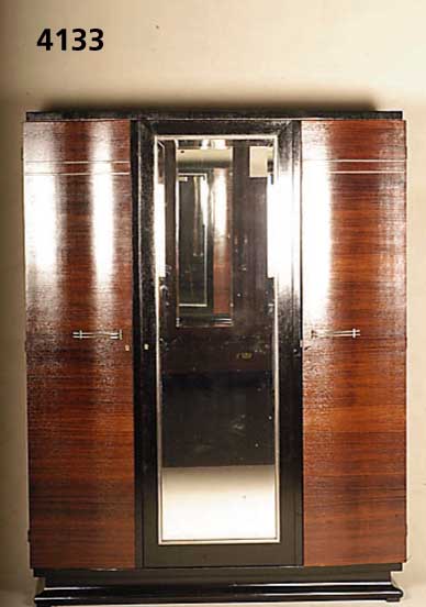 ArtDeco-Schrank, Frankreich, um 1920, Rio- plaisander gespiegelt furniert, zum Teil schwarz abgesetzt, leicht geschwungene TÜren mit aufgelegten ...