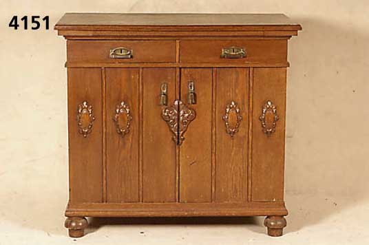 Kommode bzw. Kredenz, deutsch, um 1925, Korpus Weichholz, Eiche massiv, Eichefurnier, 2 SchÜbe, an den TÜren aufgelegte Medaillon- Schnitzerei ...