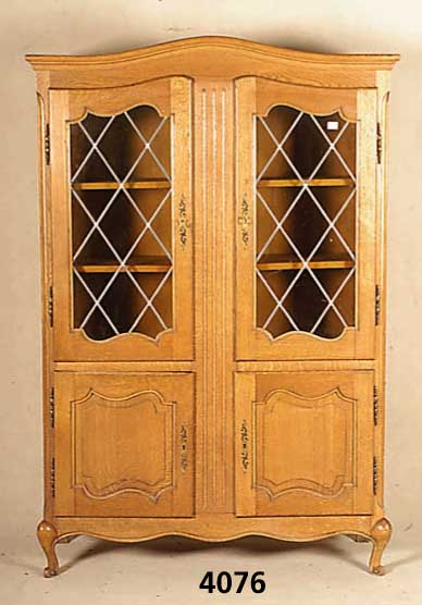 Glasvitrine, deutsch, nach altem Vorbild, Eiche massiv, zwei EinlegebÖden, 4-tÜrig, 2 TÜren mit Bleiverglasung in Rautenform, TÜr- ...