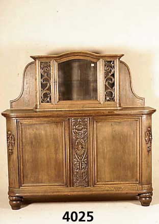 Aufsatzbuffet, deutsch, um 1910, Eiche massiv, Eichefurnier, Oberteil verglast, mit aufgesetzer Ornamentik geschnitzt, Unterteil mit FrÜchtekelch ...