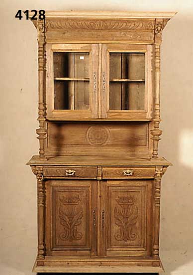 Aufsatzbuffet, Belgien, um 1890, Eiche massiv, im hellen Naturton, Vitrinenaufsatz mit 2 facettierten Scheiben, gedrechselte SÄulen und ...