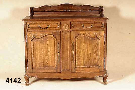Anrichte mit Tellerboard, im Stile des Barock, Eiche massiv, Eichefurnier, TÜrfÜllungen geschwungen und profiliert abgesetzt, leichte ...