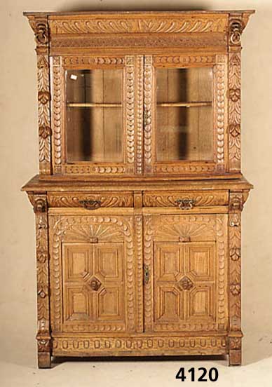 AufsatzmÖbel, Belgien, um 1890, Eiche massiv , Vitrinenaufsatz mit facettiertem Glas, ge- schnitzte Verzierungen und Maskeron, voll- plastische ...