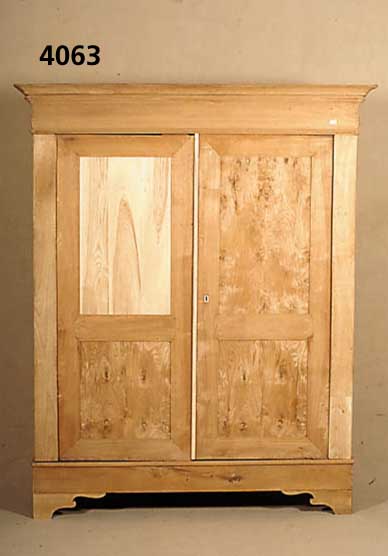 Großer Kleiderschrank, deutsch, um 1850, Weichholz und Obstholzfurnier, geschwungenes Kopfteil, 2 innenliegende SchÜbe, MÖbel restauriert, ...