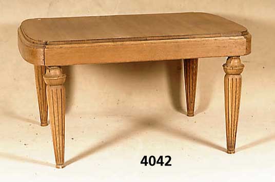 Tisch, Frankreich, um 1920, Eiche massiv, Eichefurnier, Holz hell, naturbelassen, Beine kanneliert, mit runder Profilierung, Tisch- platte doppelt ...